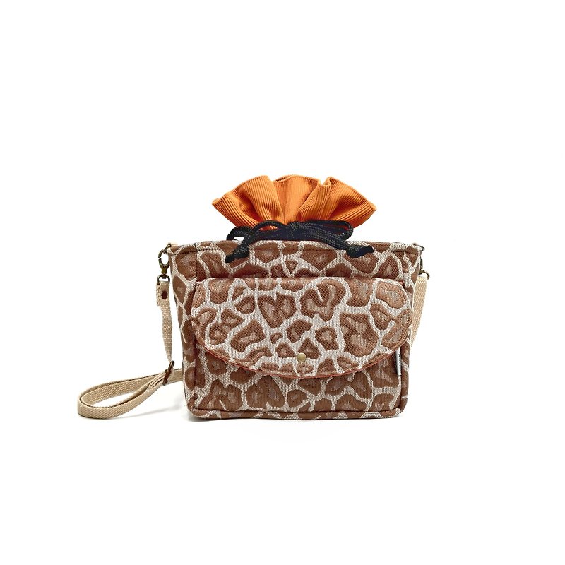Maillard Wind Pocket Crossbody Bag Small Bag Square Pot Bag Leopard Calf Village/Giraffe Pattern - กระเป๋าแมสเซนเจอร์ - ผ้าฝ้าย/ผ้าลินิน สีกากี