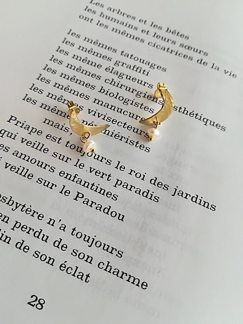 真鍮 月と淡水パールピアス - 耳環/耳夾 - 其他金屬 金色