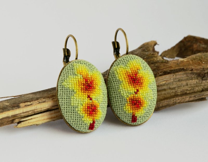 黃花刺繡耳環十字繡花卉飾品手工製作的大自然禮物送給女朋友 - 耳環/耳夾/耳骨夾 - 繡線 黃色