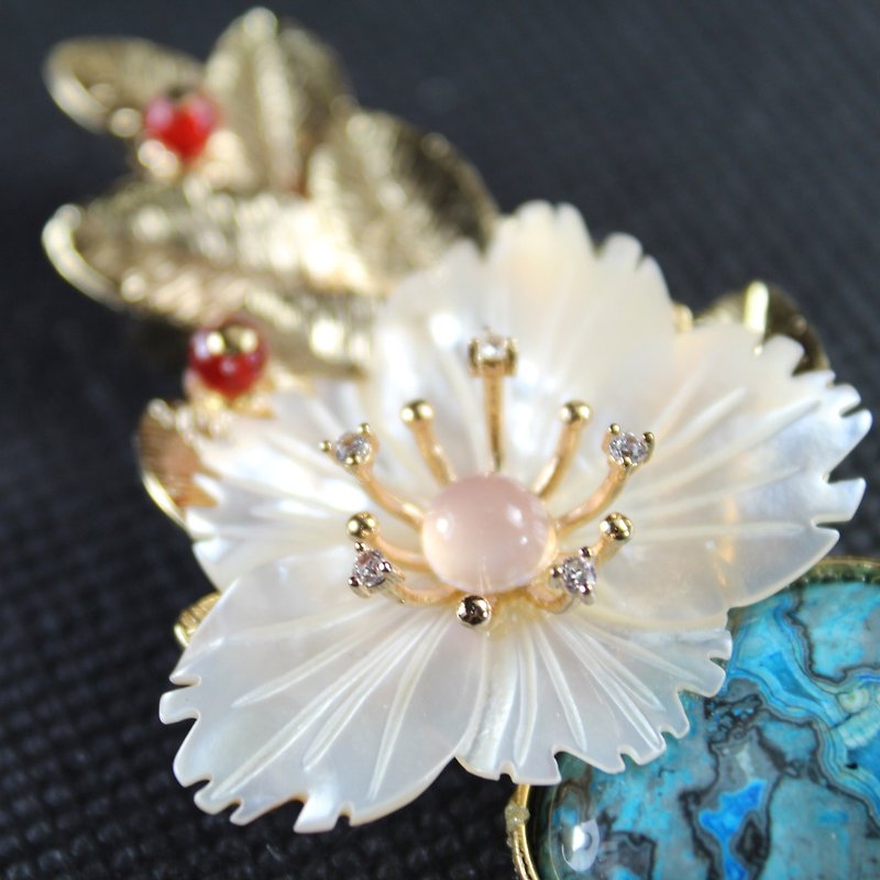 Plum Series Brooch Necklace White Butterfly Shell Carving Agate Mother's Day Gifts Handmade Jewelry - เข็มกลัด - เปลือกหอย 