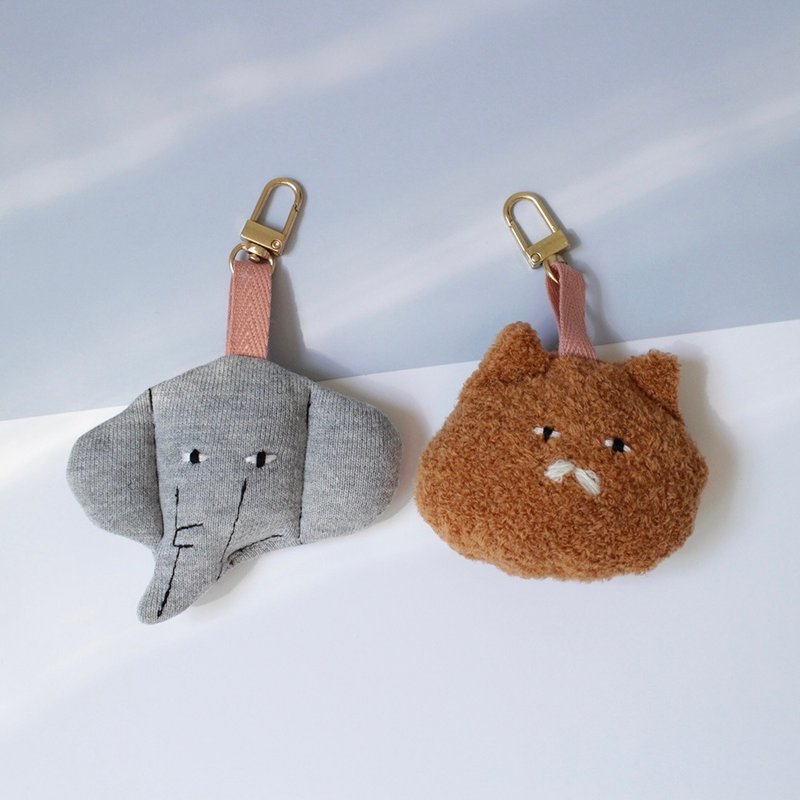 Cat and Elephant Handmade Keyring - พวงกุญแจ - ผ้าฝ้าย/ผ้าลินิน หลากหลายสี