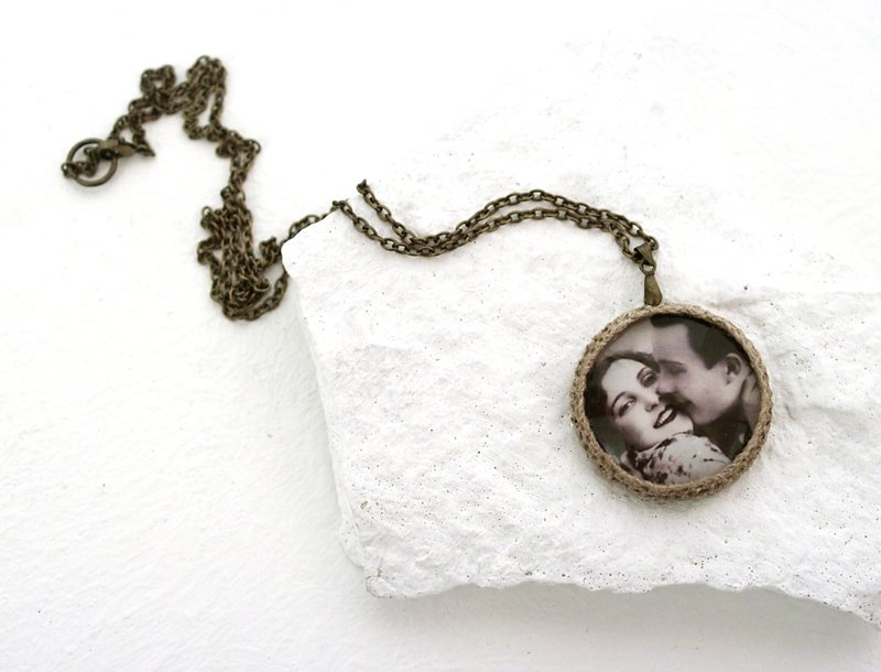 Retro Style Love Photo Necklace Glass Dome Pendant - 項鍊 - 玻璃 透明