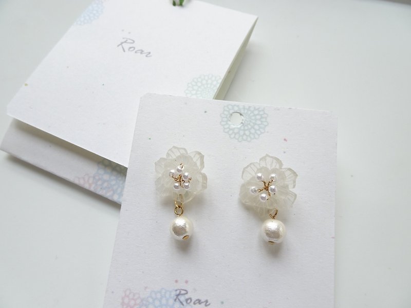 Flower Shrink Plastic Earrings  - ต่างหู - พลาสติก ขาว