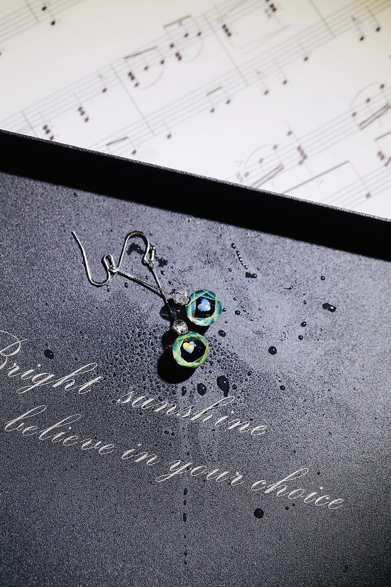 Aurora Galaxy universe glass earrings hook earrings can be changed to clip-on - ต่างหู - แก้ว หลากหลายสี