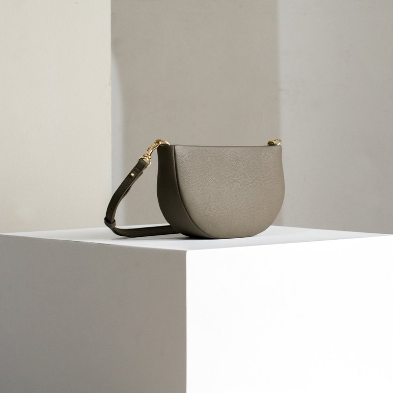 THE NEST leather shoulder bag - Grey - 側背包/斜背包 - 真皮 灰色