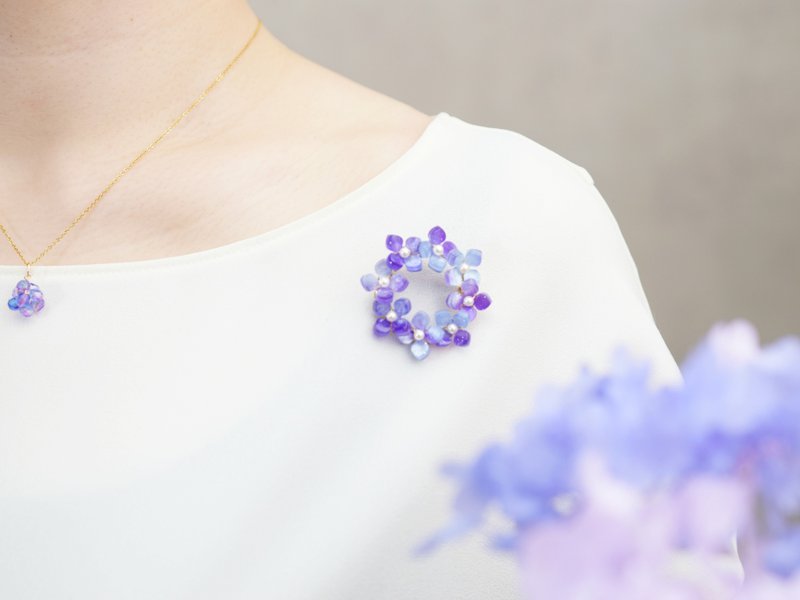 【ブローチ・Sサイズ】額紫陽花 花冠 リース 紫色 - 胸針 - 塑膠 紫色