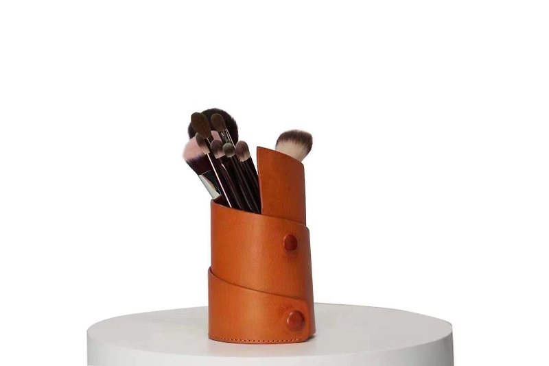[30% off at the end of the year] Original handmade vegetable tanned leather cosmetic pen holder/pen holder pen holder creative desktop storage - กล่องใส่ปากกา - หนังแท้ 