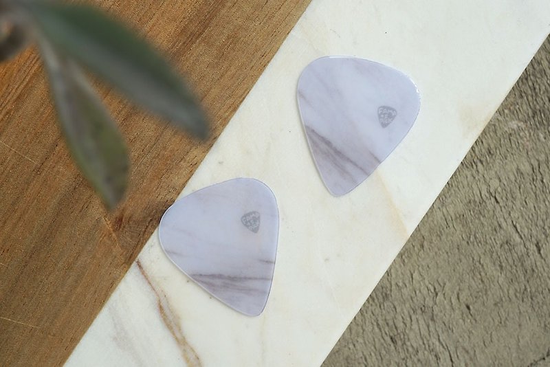 FaMa's Pick guitar shrapnel marble pattern - Guitar Accessories - Resin White