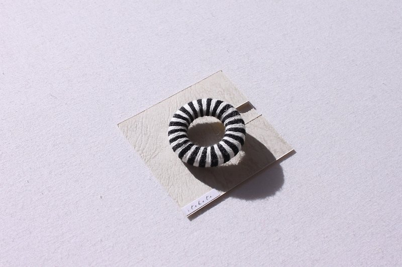 棉．麻 胸針 黑色 - Border round brooch [Small] Black × White