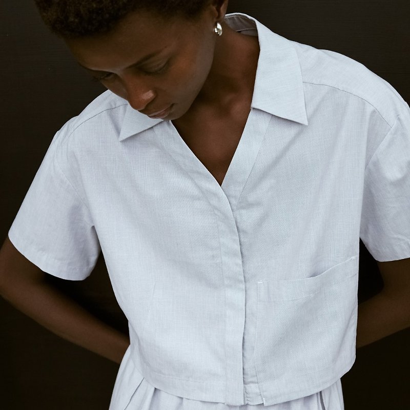 HUNDR. Tencel Linen open collar cropped shirt - เสื้อเชิ้ตผู้หญิง - ผ้าฝ้าย/ผ้าลินิน สีน้ำเงิน