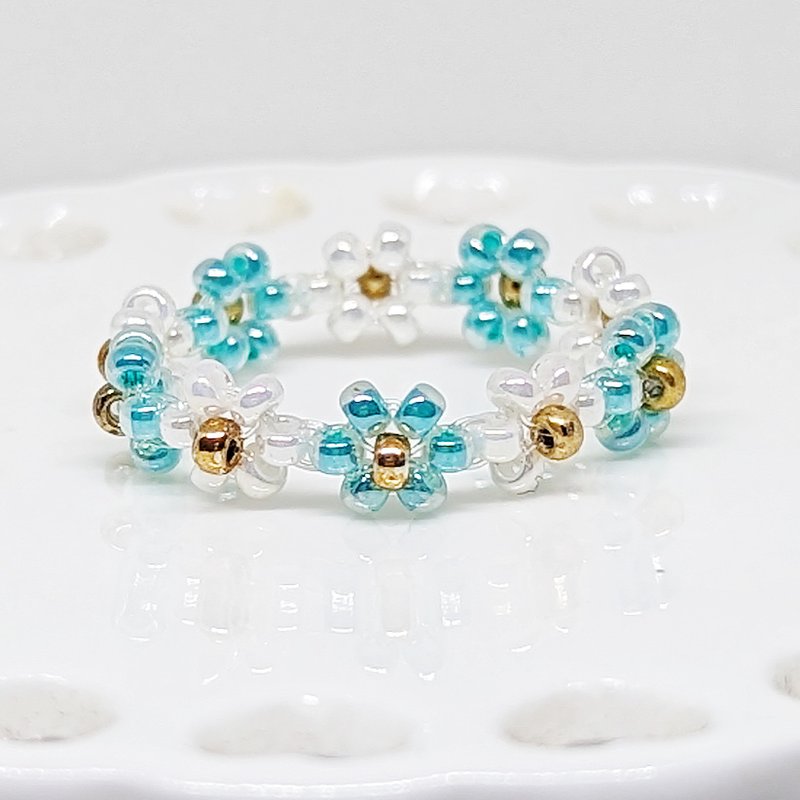 Beaded Flower rings Small Dangle rings - แหวนทั่วไป - วัสดุอื่นๆ สีเขียว