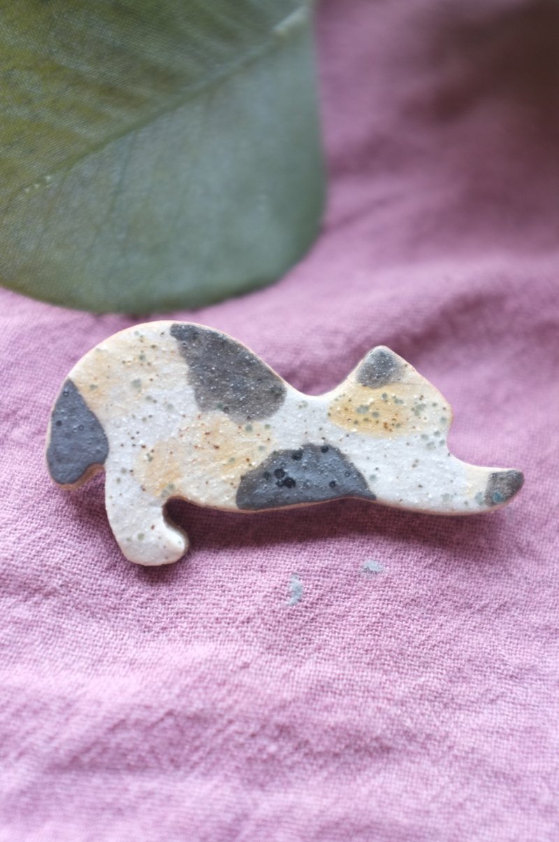 lucky cat  Three color  / ceramic brooch / handmade - 胸針 - 陶 咖啡色