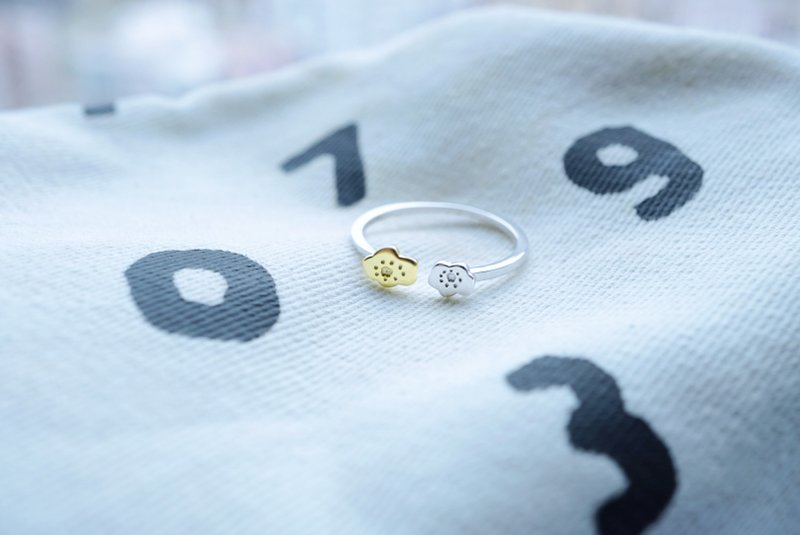 【Pinkoi x SOU・SOU】SILVER SMILE FLOWER RING - แหวนทั่วไป - เงินแท้ ขาว