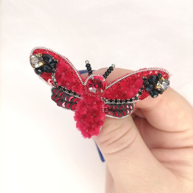 Moth brooch, Insect brooch pin, Beaded brooch, Insect lover gift, Lapel pin - เข็มกลัด - วัสดุอื่นๆ สีแดง