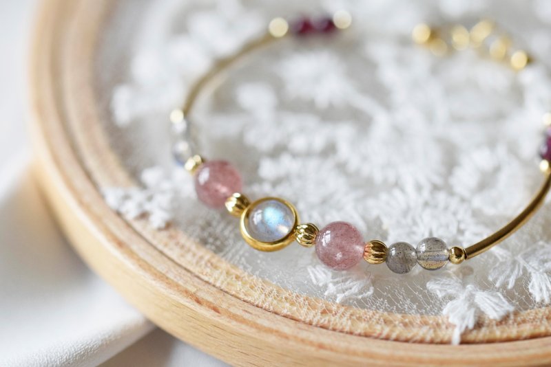 First Love。Strawberry Quartz Labradorite Garnet Moonstone Natural Stone Bracelet - สร้อยข้อมือ - คริสตัล สีแดง