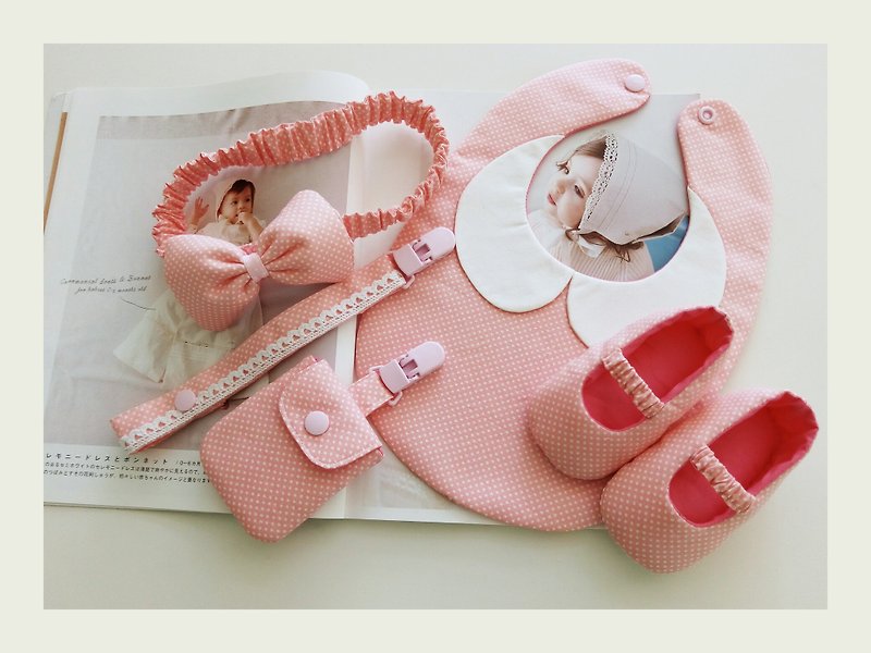 粉底水玉彌月禮物 嬰兒鞋+髮帶+奶嘴夾+平安符袋+圍兜 - 滿月禮物 - 棉．麻 粉紅色