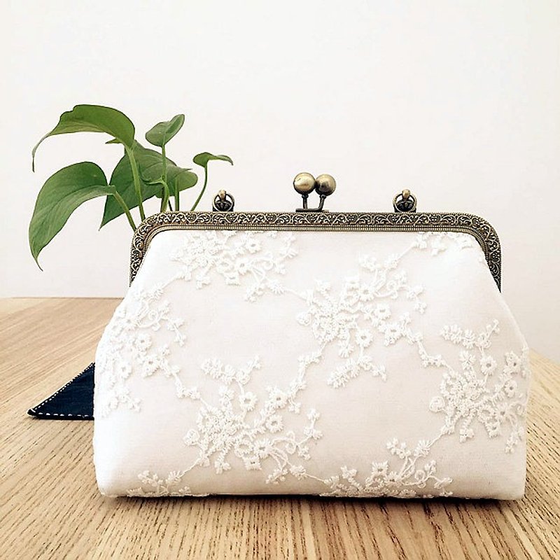 Can be embroidered name custom mouth gold bag cheongsam bag Messenger bag embroidery flower iphone phone bag phone bag oblique bag bag bag birthday gift bride bag white - Other - Cotton & Hemp White