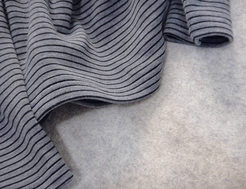 Gray Line Stripe Top - เสื้อผู้หญิง - ผ้าฝ้าย/ผ้าลินิน 