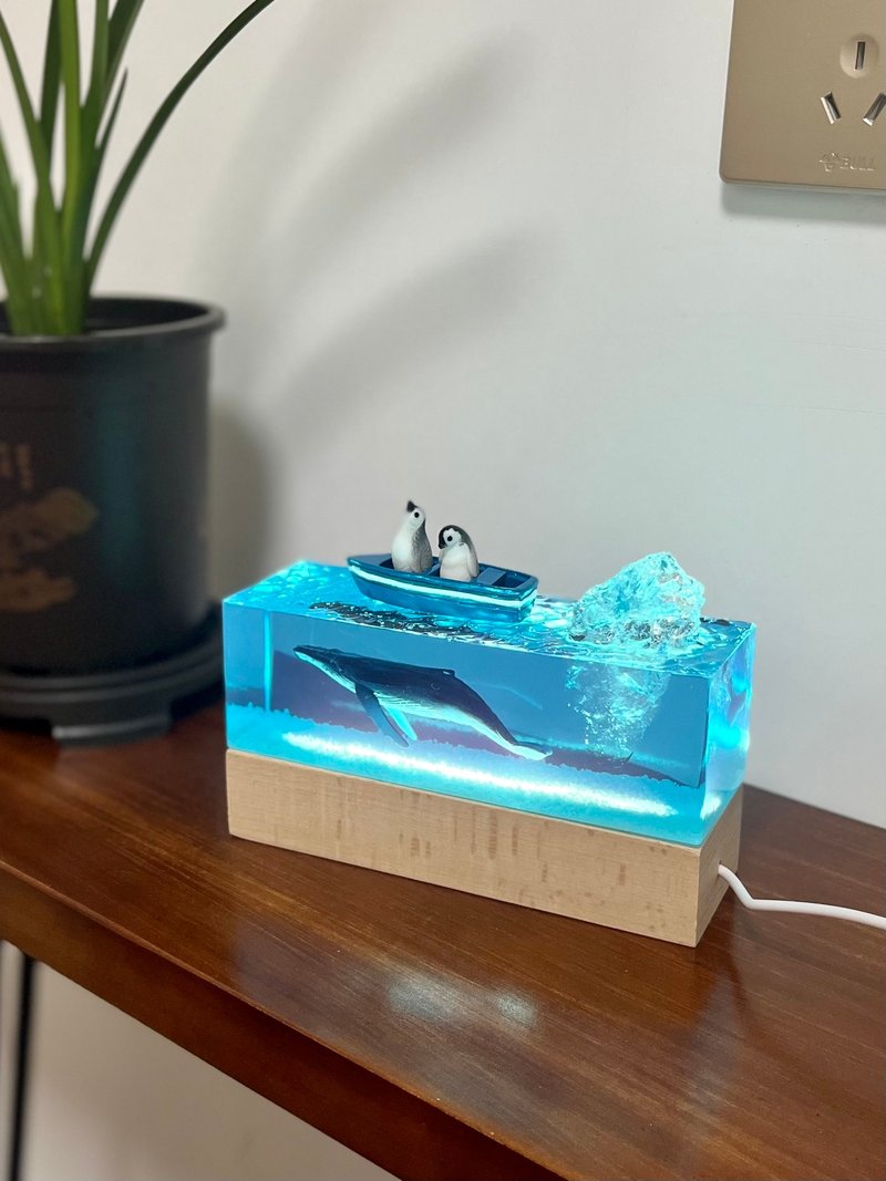 Humpback Whale Ocean Ornament Crafts / Epoxy Resin Night Light / Lamp Holder Can Be Customized - โคมไฟ - เรซิน สีน้ำเงิน