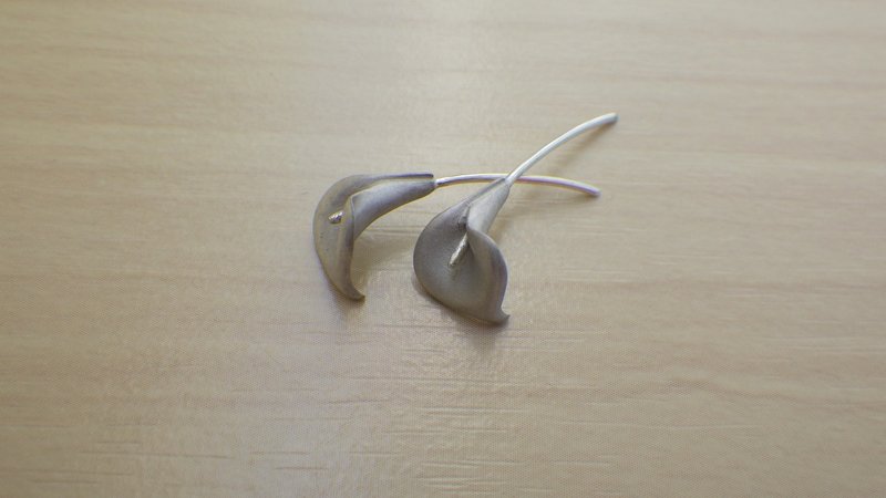 Calla Lily Earrings - 耳環/耳夾/耳骨夾 - 其他金屬 銀色