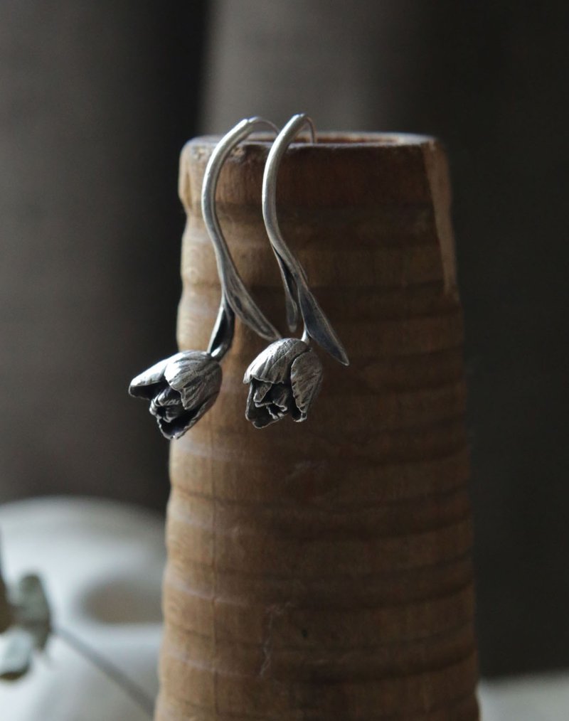 PETITE FILLE sterling silver tulip earrings - ต่างหู - เงินแท้ สีเงิน