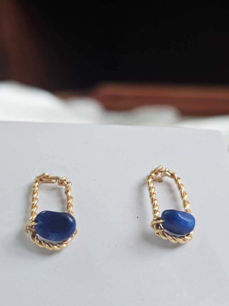 Handmade Kyanite Natural Stone Hypoallergenic Tarnish-Resistant Brass Earrings - ต่างหู - ทองแดงทองเหลือง สีทอง