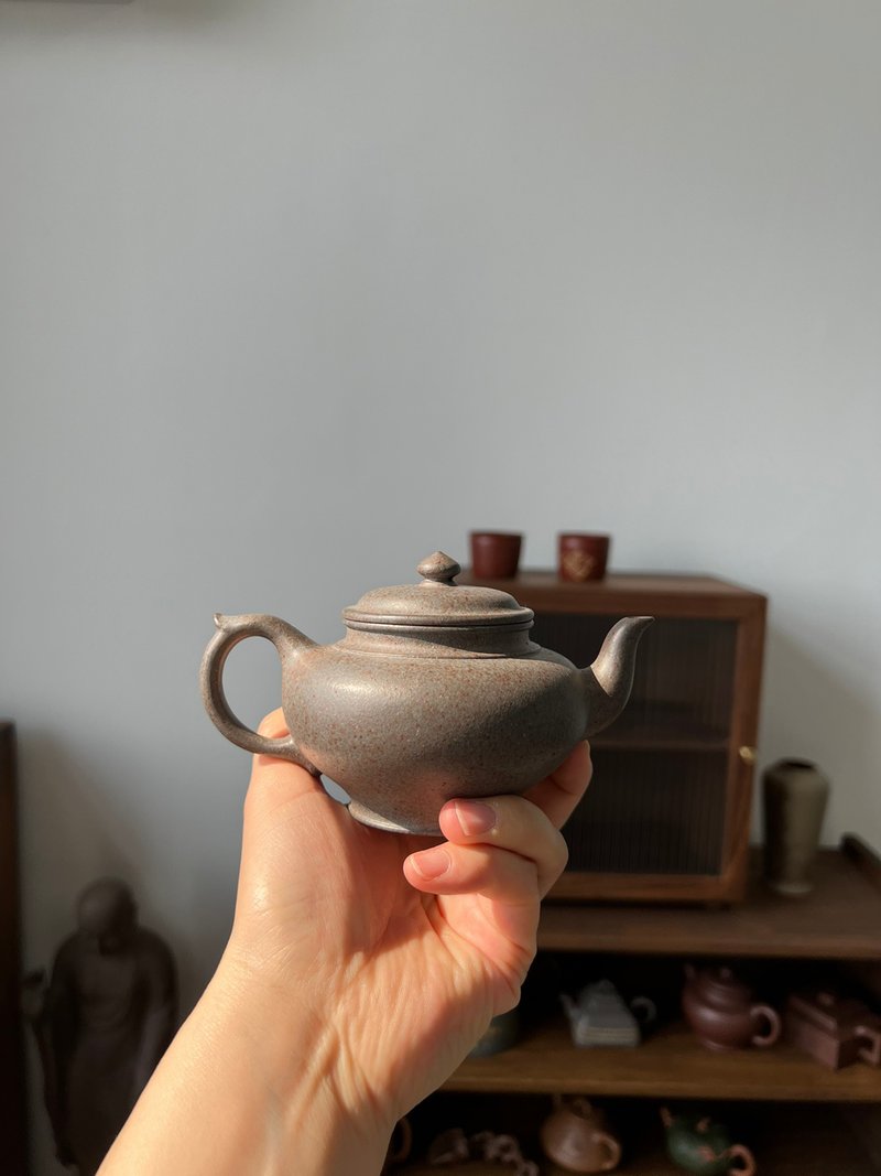 Xiaoying solitary product ancient firewood burning old purple mud kiln is the best in the kiln, one color, and the kiln Wancai pot body fire - Teapots & Teacups - Pottery Gray