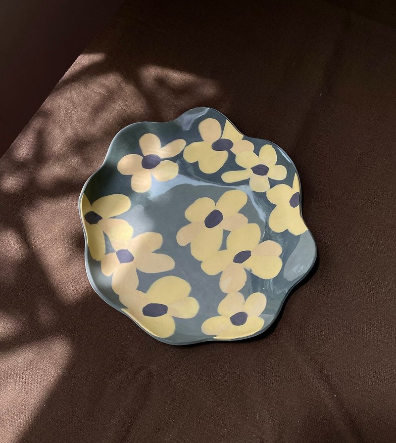 Wildflower Porcelain Plate - จานและถาด - เครื่องลายคราม 