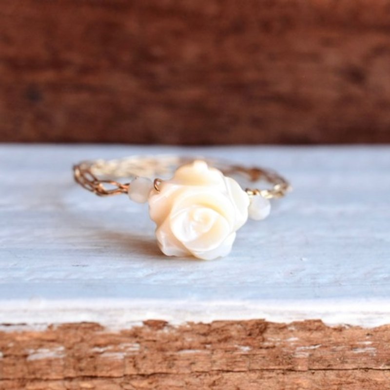 Rose Mother of Pearl Beige, Shell/Thin Braid K14GF Ring - แหวนทั่วไป - เครื่องเพชรพลอย 