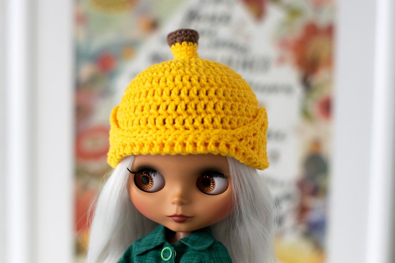 Banana hat for Blythe, Pullip doll, knitted cap, doll accessories, 娃娃针织衣服, 娃娃帽 - ตุ๊กตา - ผ้าฝ้าย/ผ้าลินิน สีเหลือง