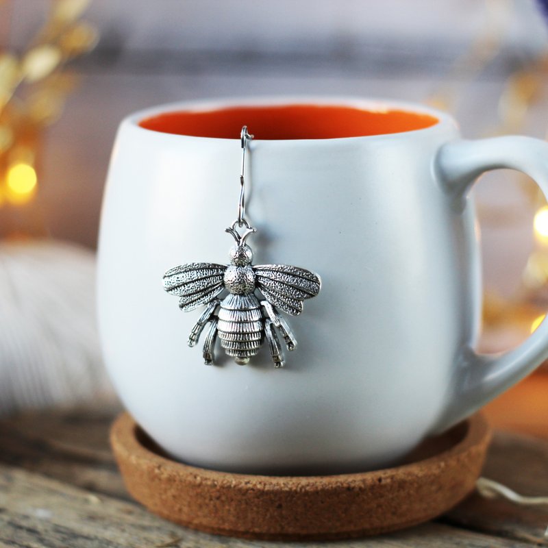 Honey bee tea strainer for loose leaf tea, Tea infuser with bee charm - ถ้วย - สแตนเลส สีเงิน