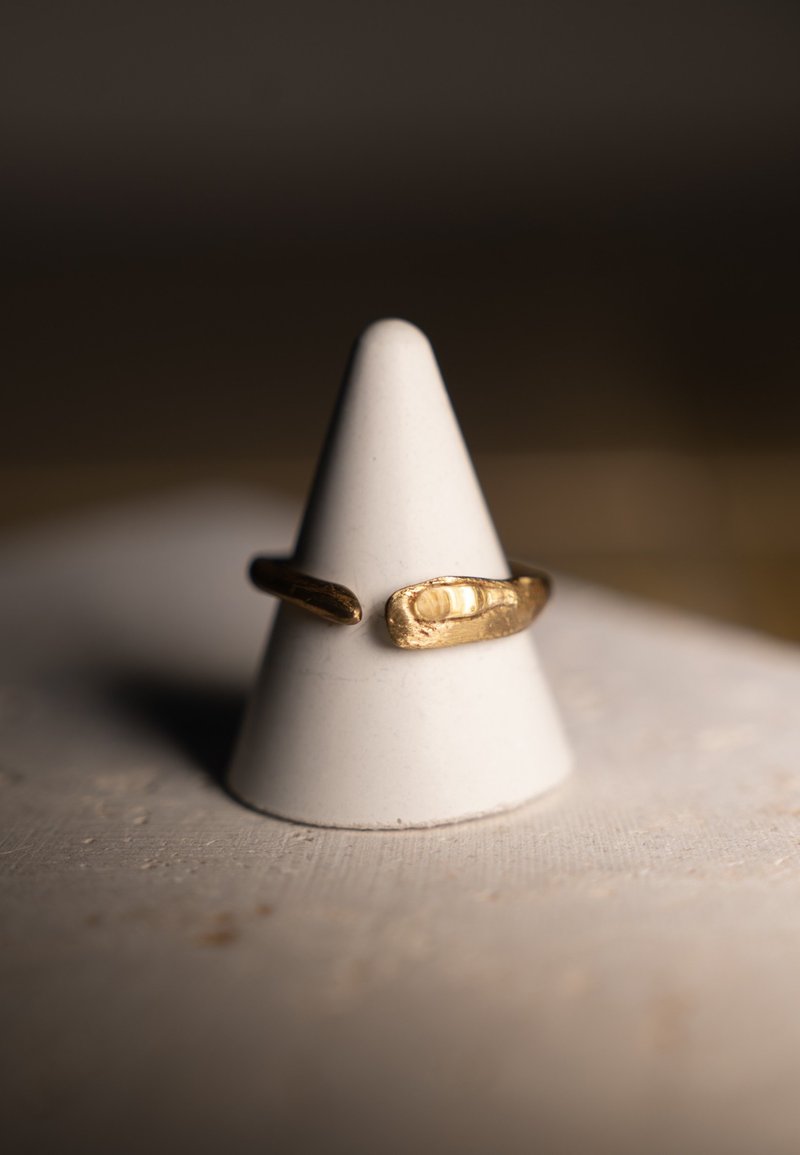 Invisible Little Things Handmade Bronze Invisible Bottle Opener Ring - แหวนทั่วไป - ทองแดงทองเหลือง 