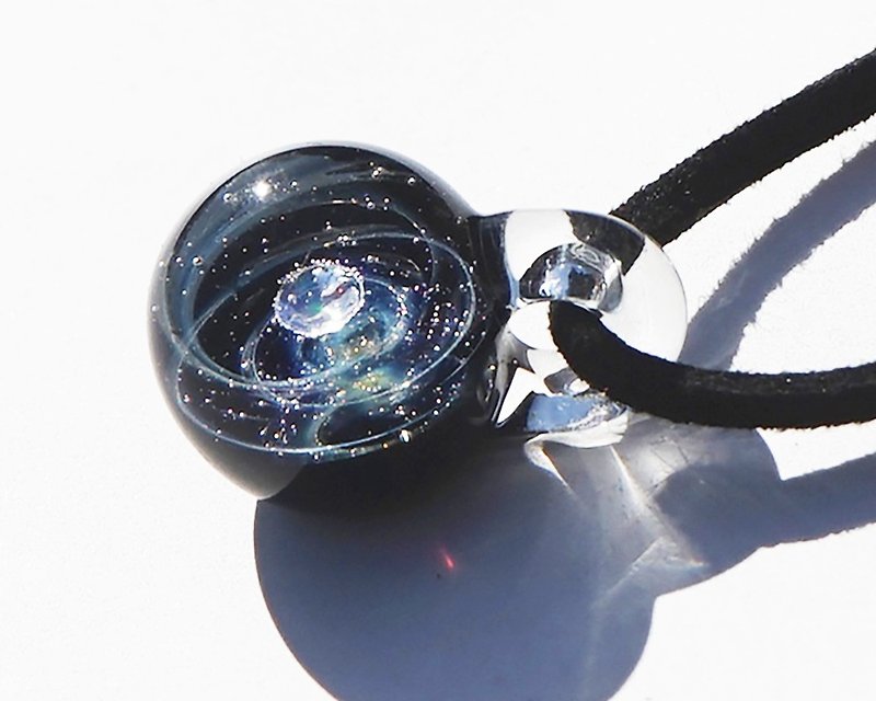 輝きの世界。ダイヤモンドカット ガラス ペンダント 宇宙 - ネックレス - ガラス ブルー