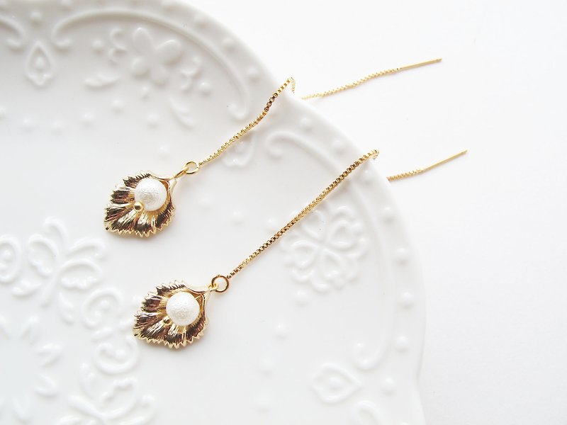 Rosy Garden Golden leaves with cotton pearl earrings - Earrings & Clip-ons - Other Metals Gold