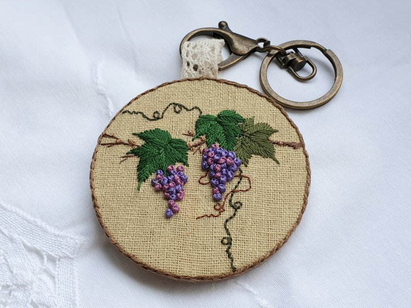立體手刺繡/甜心串串葡萄/鑰匙圈吊飾 - 吊飾/掛飾 - 木頭 