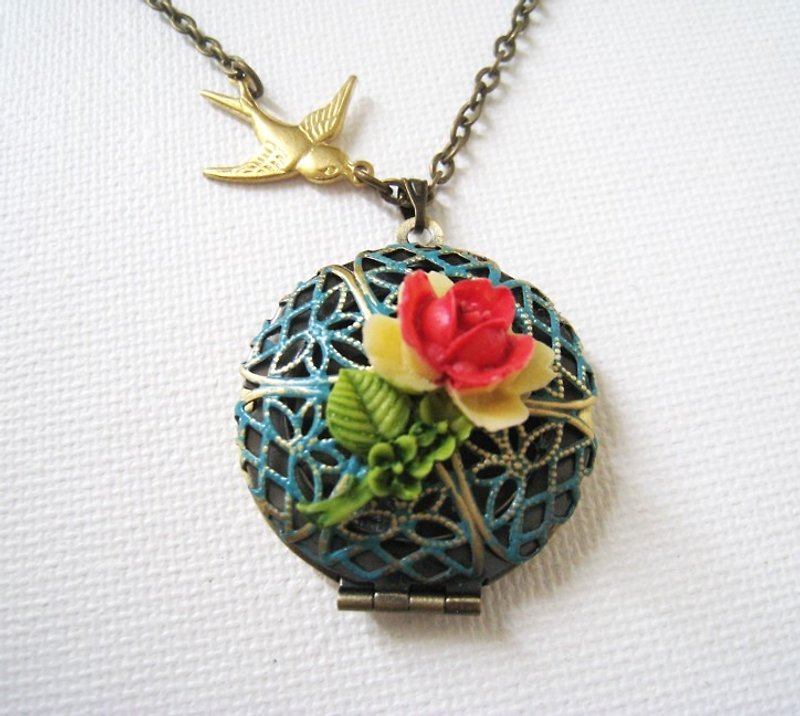 Vintage hollow rose photo box necklace - Necklaces - Other Metals Green