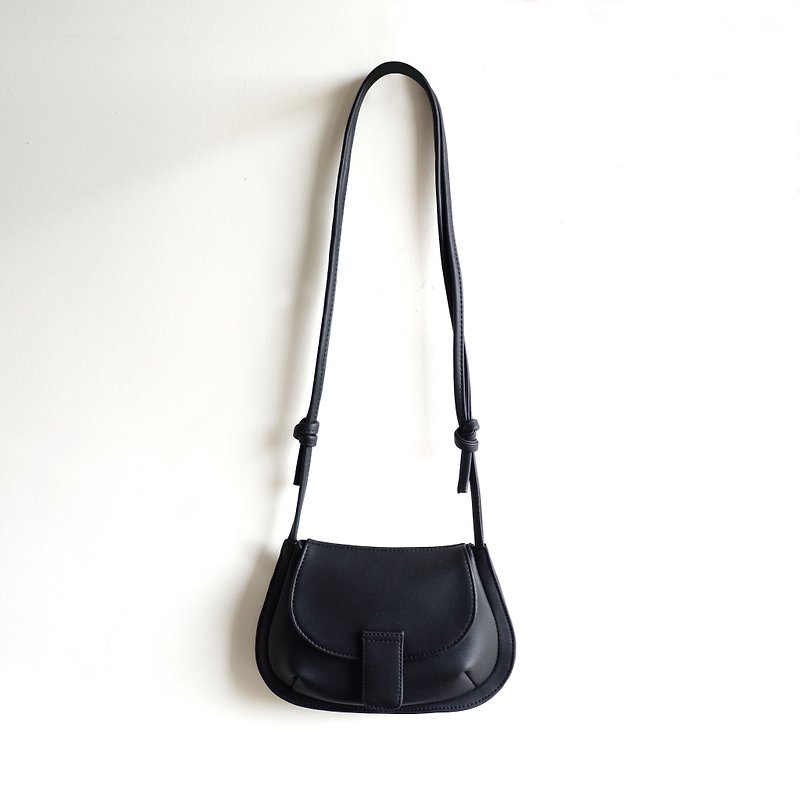 Black Horseshoe Crossbody Bag - กระเป๋าแมสเซนเจอร์ - วัสดุอื่นๆ สีดำ