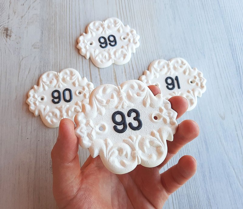 White door address plate number 93 old fashioned address number sign decorative - ม่านและป้ายประตู - พลาสติก ขาว