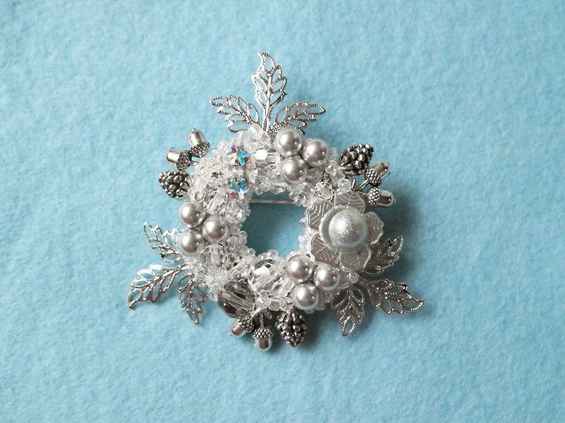 雪の夜　ブローチ オーストリア クリスタルガラス パール 葉 花 松ぼっくり どんぐり リース 銀 シルバー グレー 灰 雪の結晶 お揃い リンクコーデ - 胸針 - 玻璃 銀色