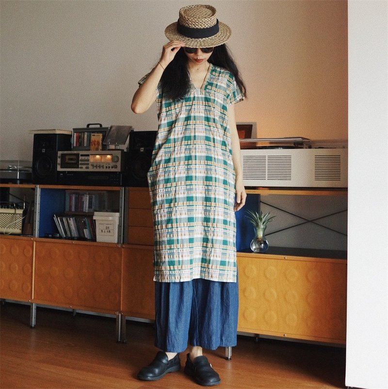 Camel Green Plaid Bubble Cotton Summer V-neck Dress Salted Linen Cotton Rectangular Dress - ชุดเดรส - ผ้าฝ้าย/ผ้าลินิน สีเขียว