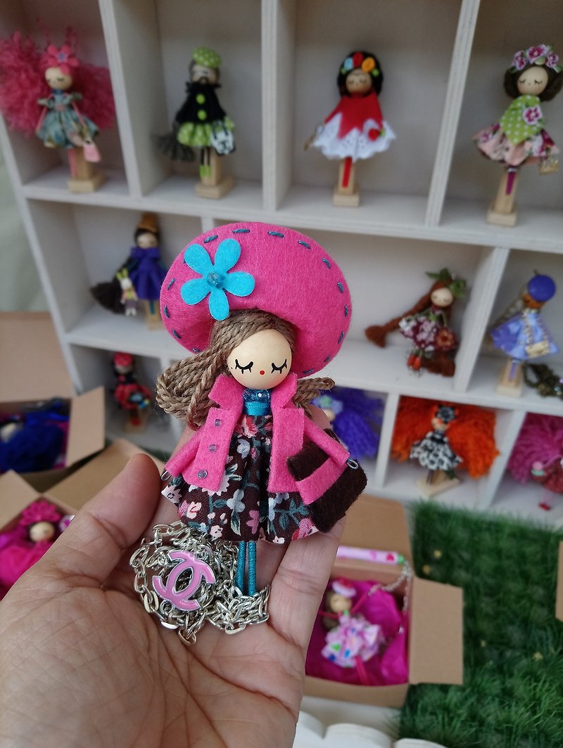 Brooch doll and necklace - Necklaces - Wood 