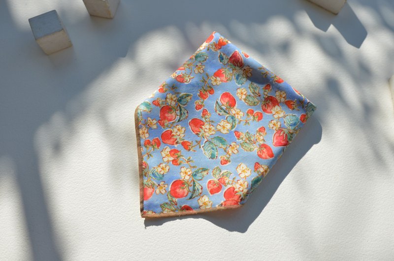 Organic cotton double-sided handkerchief bib/original fabric flower/country style strawberry vs Eastern European flower - Bibs - Cotton & Hemp 