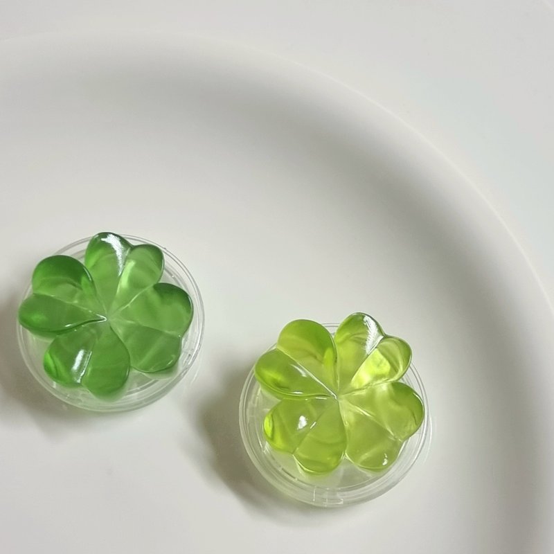 a mini four-leaf clover phone holder magsafe - ที่ตั้งมือถือ - วัสดุอื่นๆ สีเขียว