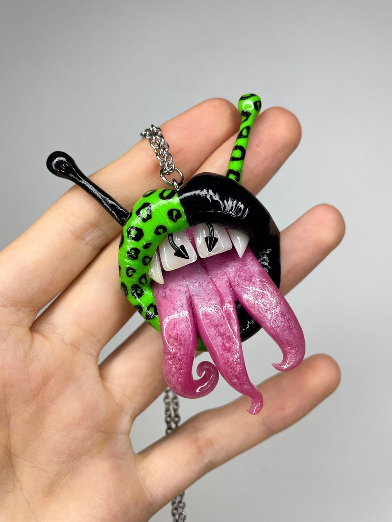 Pendant. Green & black alien lips with fangs. - 項鍊 - 黏土 