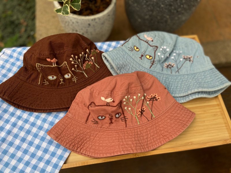 Bucket hat handmade embroider / Kathi grumpy cat with flower - Hats & Caps - Other Materials Multicolor