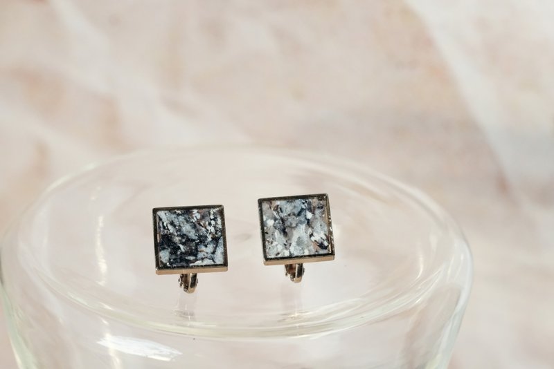 悲情城市 夾式耳環 - 耳環/耳夾/耳骨夾 - 陶 黑色