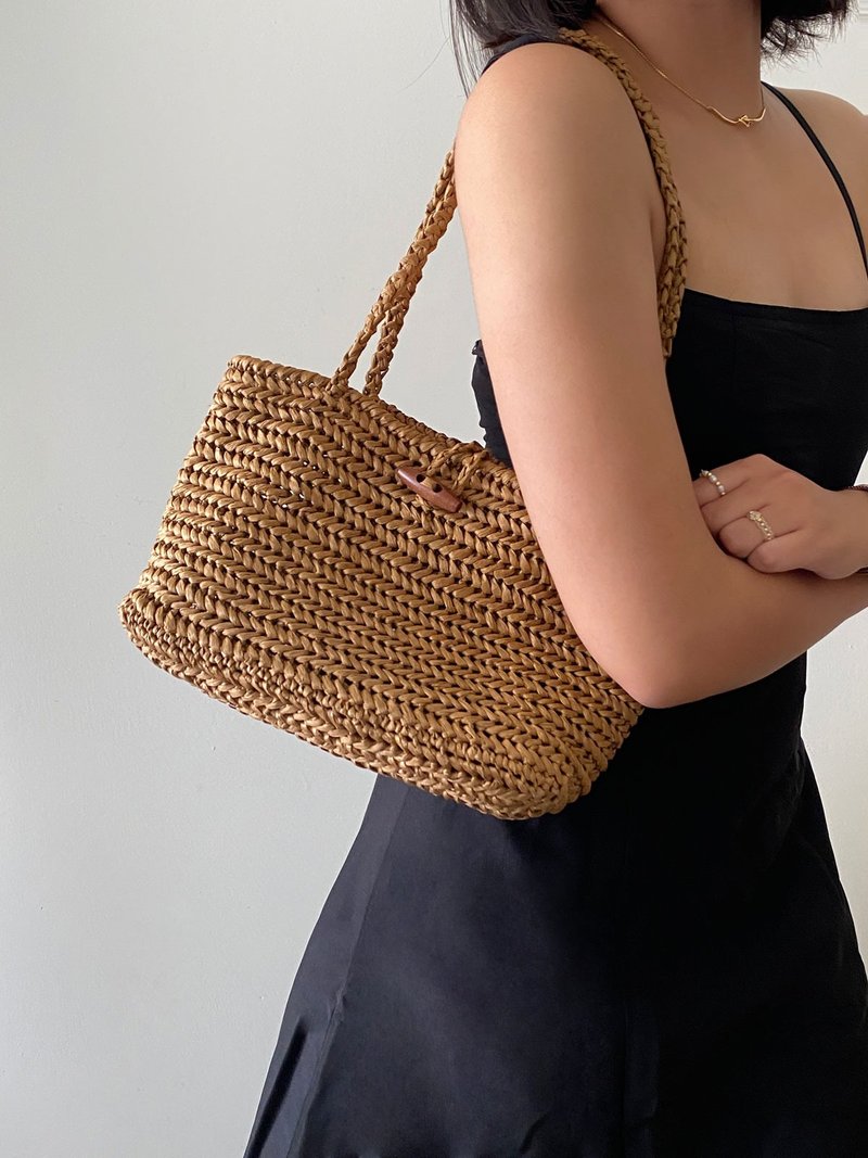 Fishbone woven shoulder bag baguette bag side backpack bahnhof handmade - กระเป๋าแมสเซนเจอร์ - ผ้าฝ้าย/ผ้าลินิน สีกากี