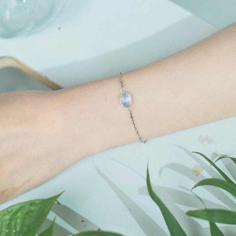 Moonstone 925 sterling silver oval simple design bracelet - สร้อยข้อมือ - เครื่องเพชรพลอย สีเงิน