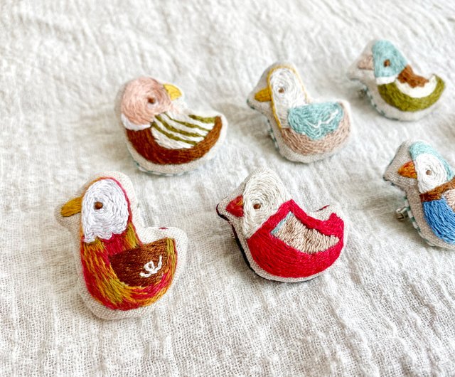 鳥の里 刺繍鳥布ブローチ - ショップ kiku-kiku ブローチ - Pinkoi