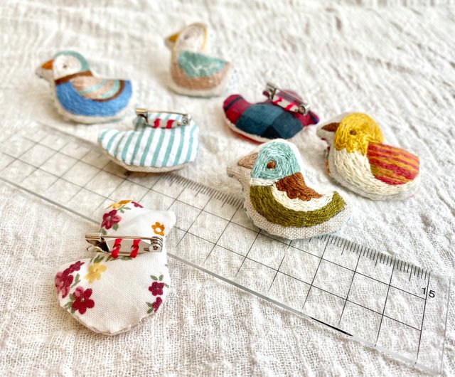 鳥の里 刺繍鳥布ブローチ - ショップ kiku-kiku ブローチ - Pinkoi